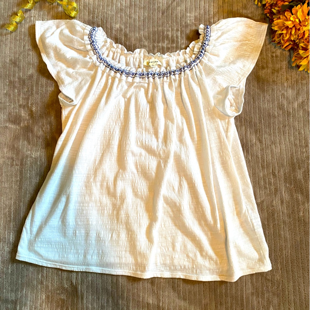 NWOT Cute white blouse with blue smocking on collar. Max studio